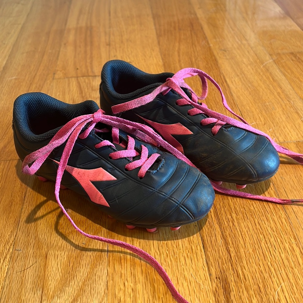Diadora kids soccer cleats. SZ 2.5